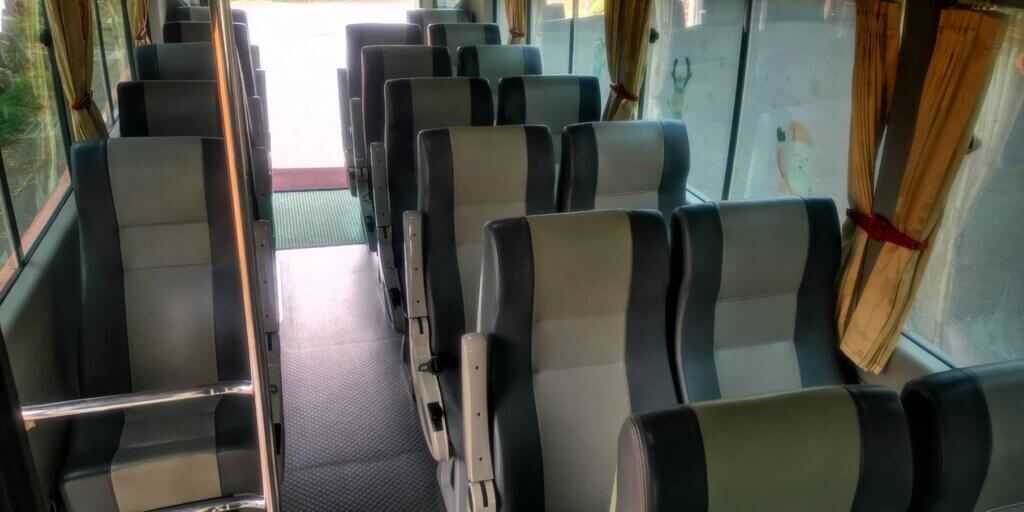 遨遊包車專業19人座中巴包車服務,適合公司員工旅遊、大型家族聚會與校外教學,車內空間寬敞舒適,讓您的團體出行安全又便利。