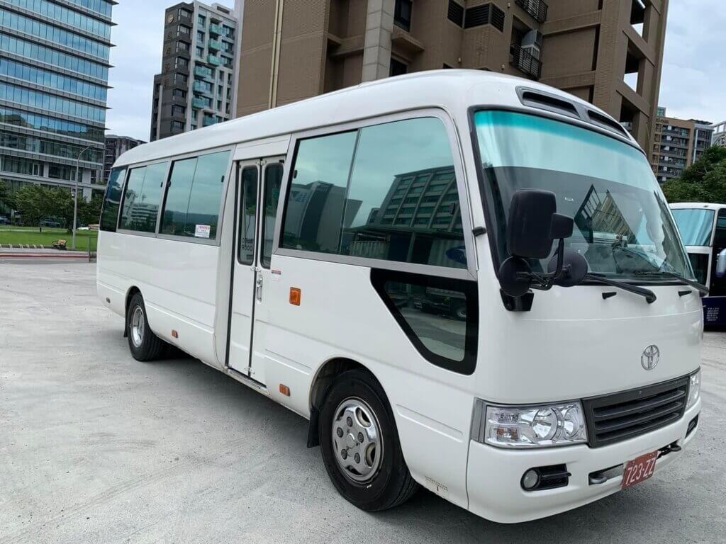 遨遊包車專業19人座中巴包車服務，適合公司員工旅遊、大型家族聚會與校外教學，車內空間寬敞舒適，讓您的團體出行安全又便利。