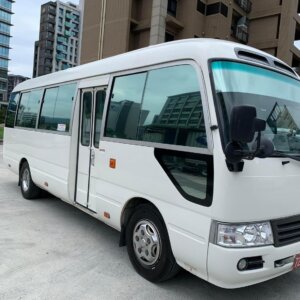 遨遊包車專業19人座中巴包車服務,適合公司員工旅遊、大型家族聚會與校外教學,車內空間寬敞舒適,讓您的團體出行安全又便利。
