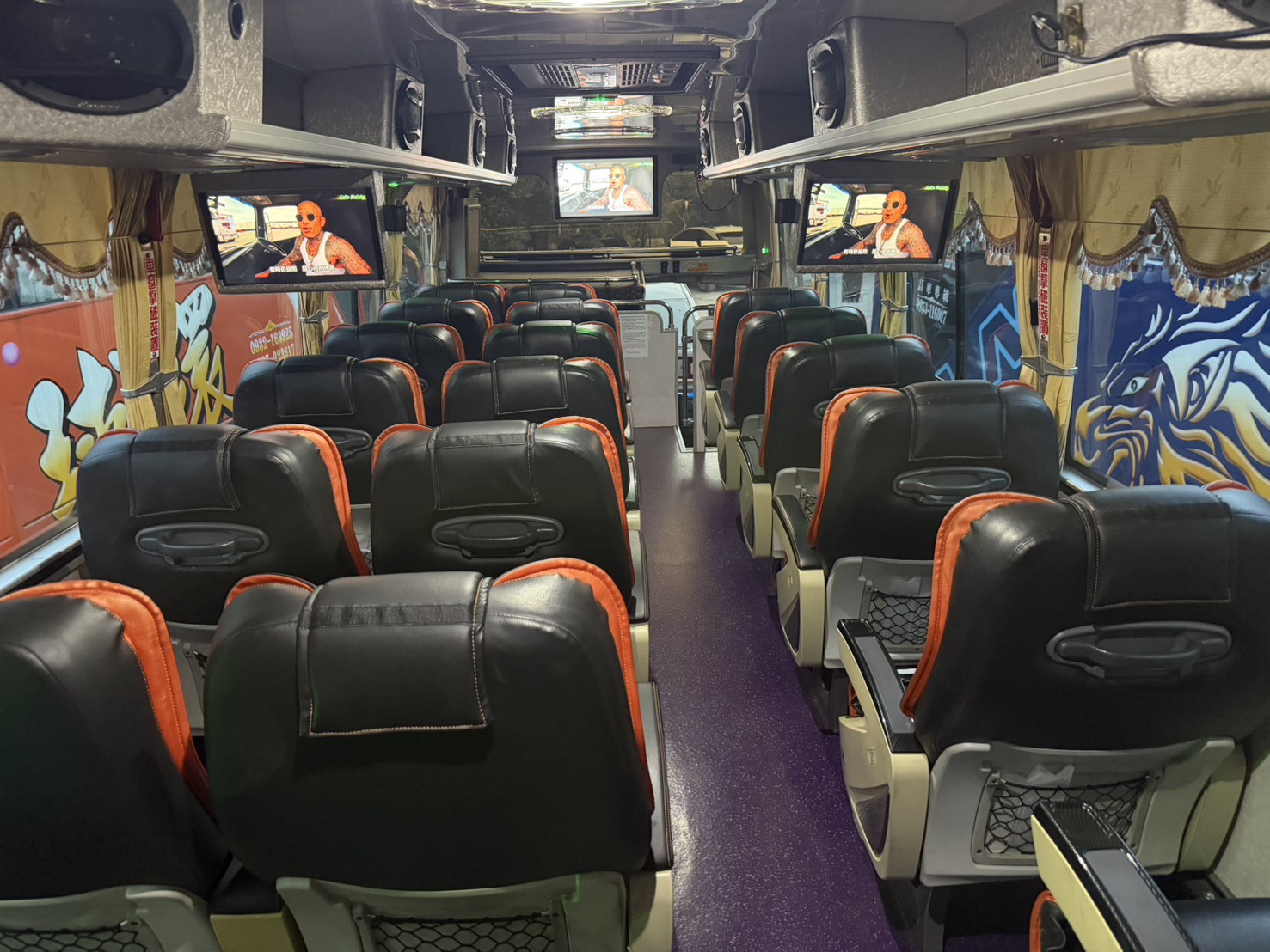 遨遊包車 小可愛遊覽車車內走道與座椅