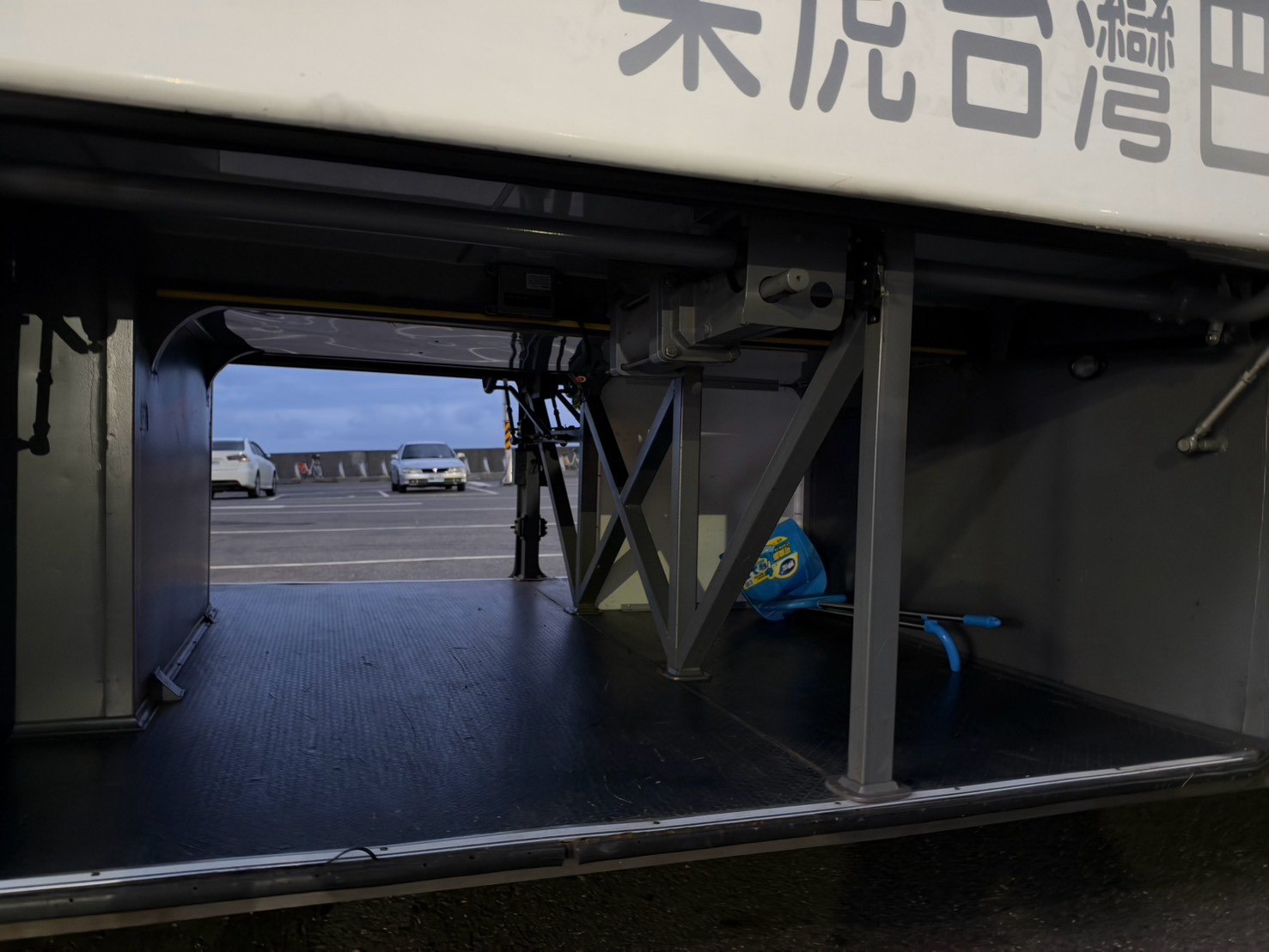 遨遊包車 小可愛遊覽車行李箱放行李