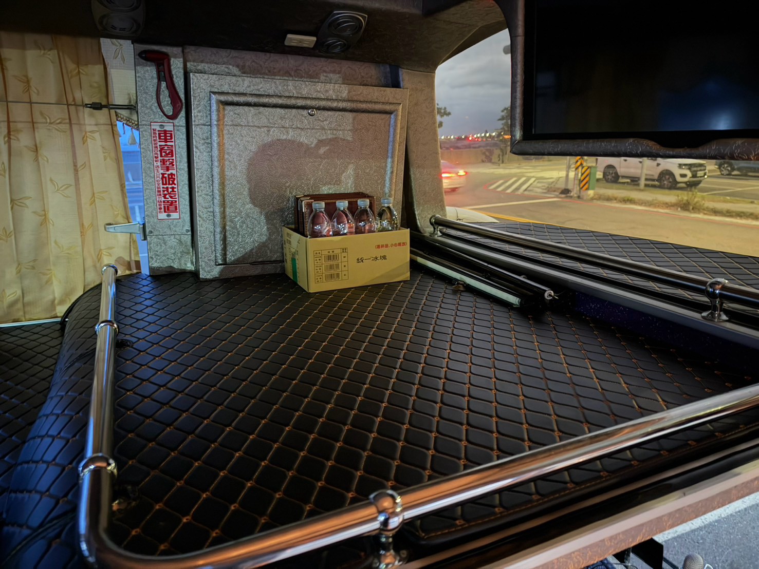 遨遊包車 小可愛遊覽車行李箱空間
